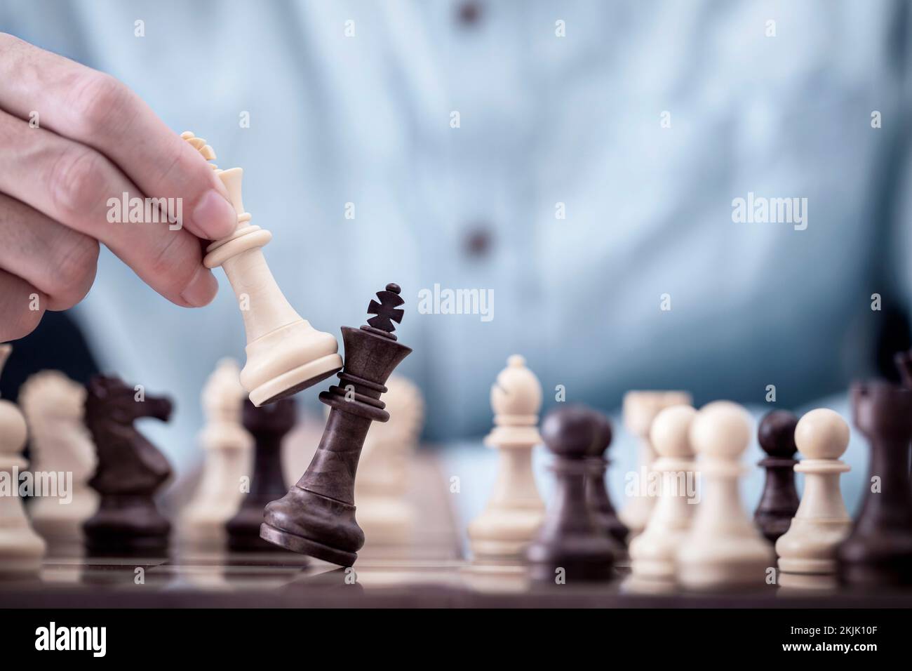 L'uomo d'affari gioca con il gioco di scacchi nel gioco di successo della concorrenza, strategia di concetto e gestione o leadership di successo Foto Stock