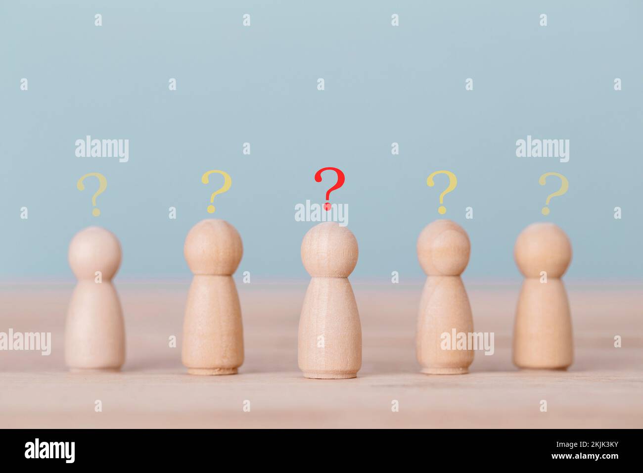 Legno umano pensare con segno punto interrogativo icona su sfondo blu Foto Stock