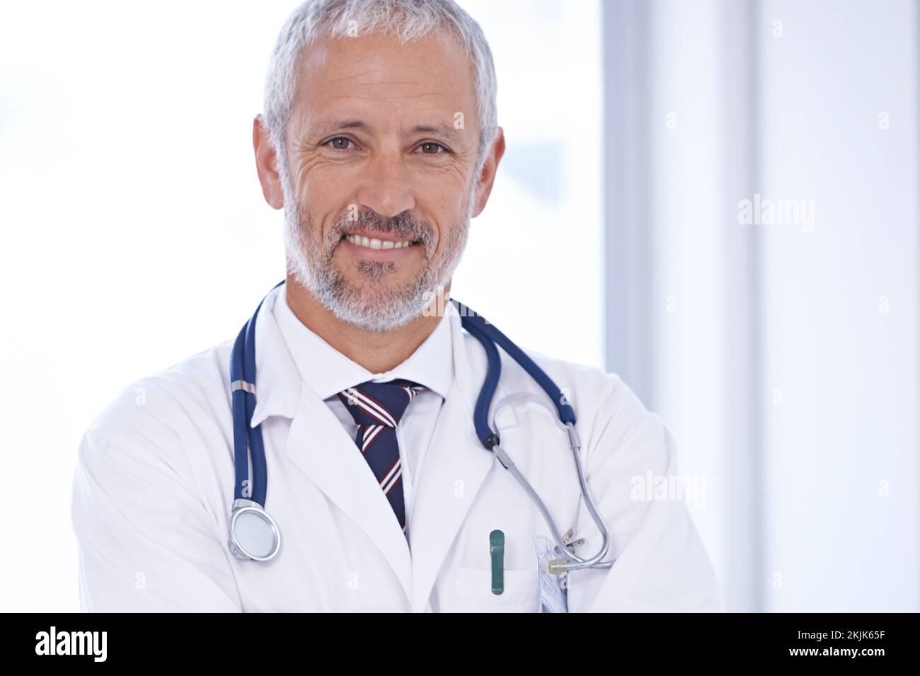 La soluzione affidabile per un'assistenza sanitaria eccellente. Ritratto di un medico in piedi in una stanza ben illuminata. Foto Stock