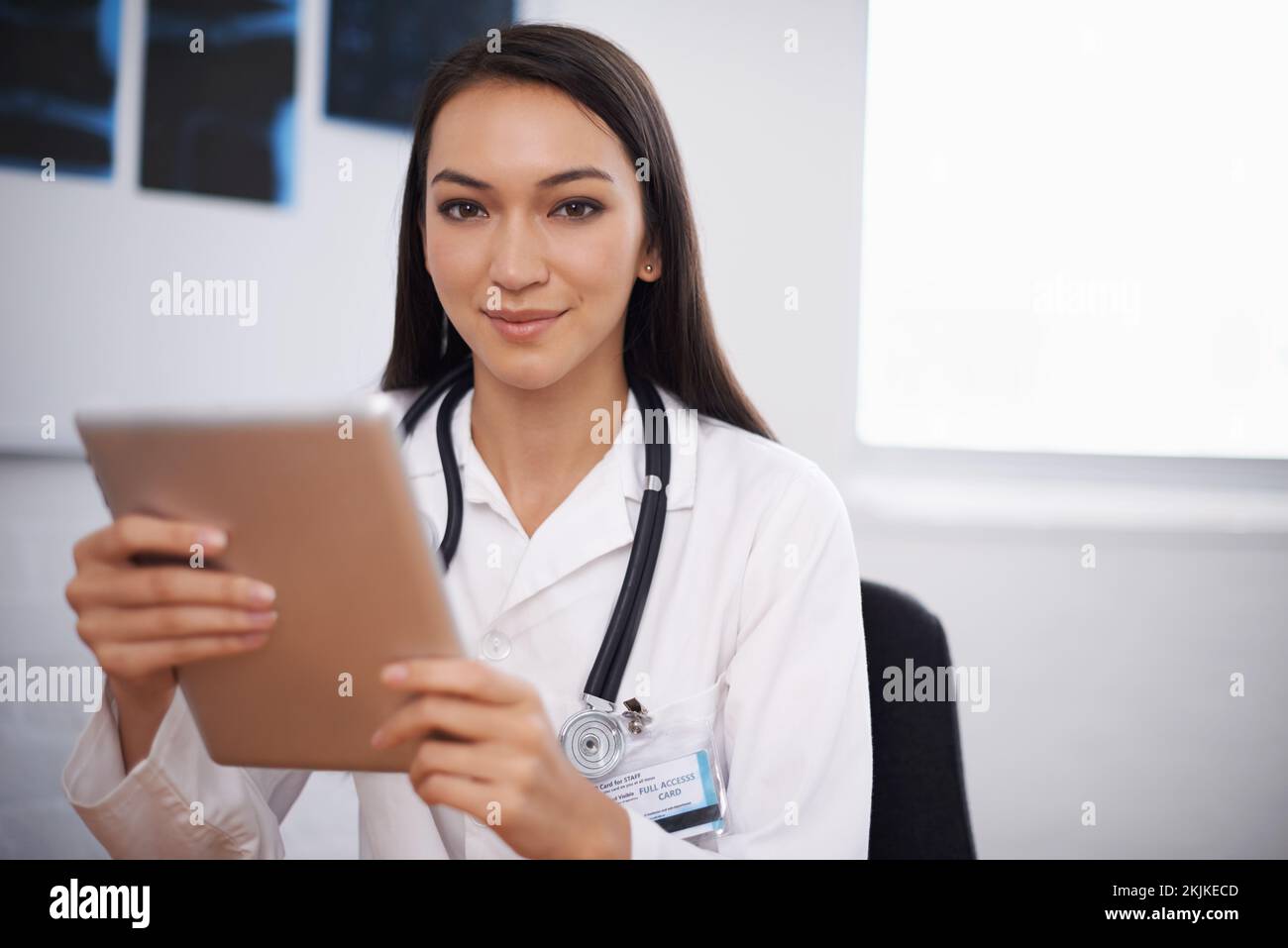 Tutte le ricerche mediche a portata di mano. Ritratto di un giovane medico utilizzando un tablet digitale. Foto Stock