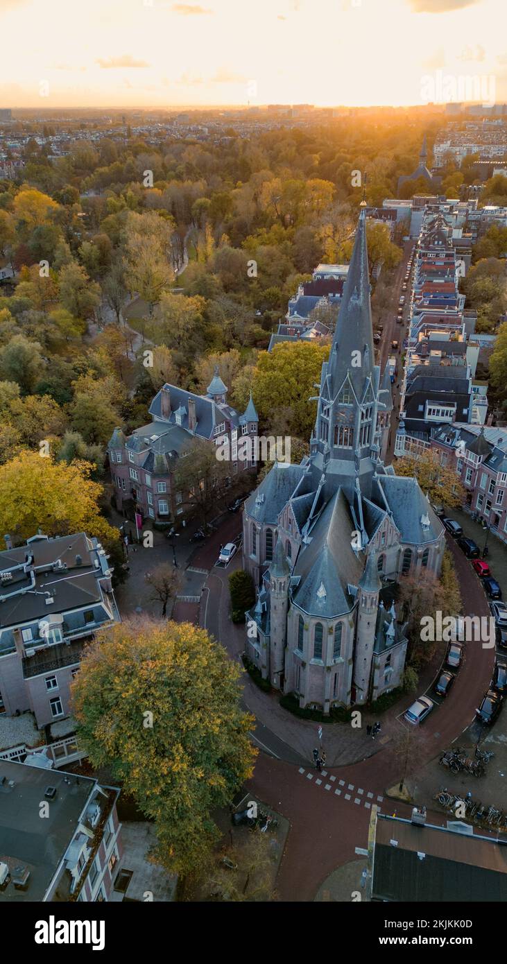 Chiesa di Vondel, Chiesa cattolica ad Amsterdam e tramonto sul parco di Vondel Foto Stock
