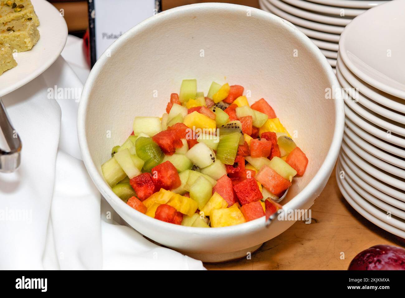 Insalata mista di frutta fresca in un recipiente Foto Stock