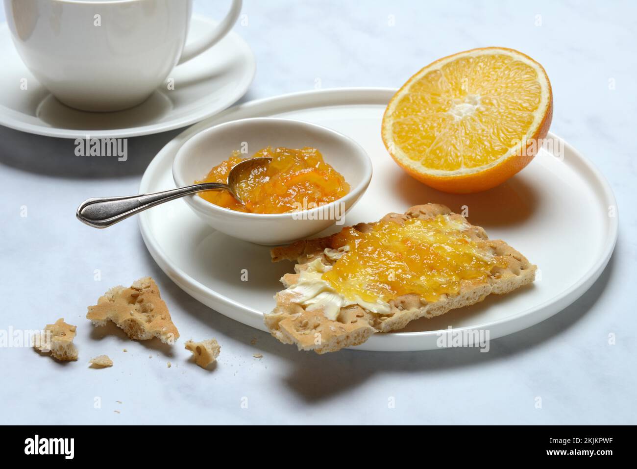 Marmellata di arance in ciotole piccole e su crocchette Foto Stock