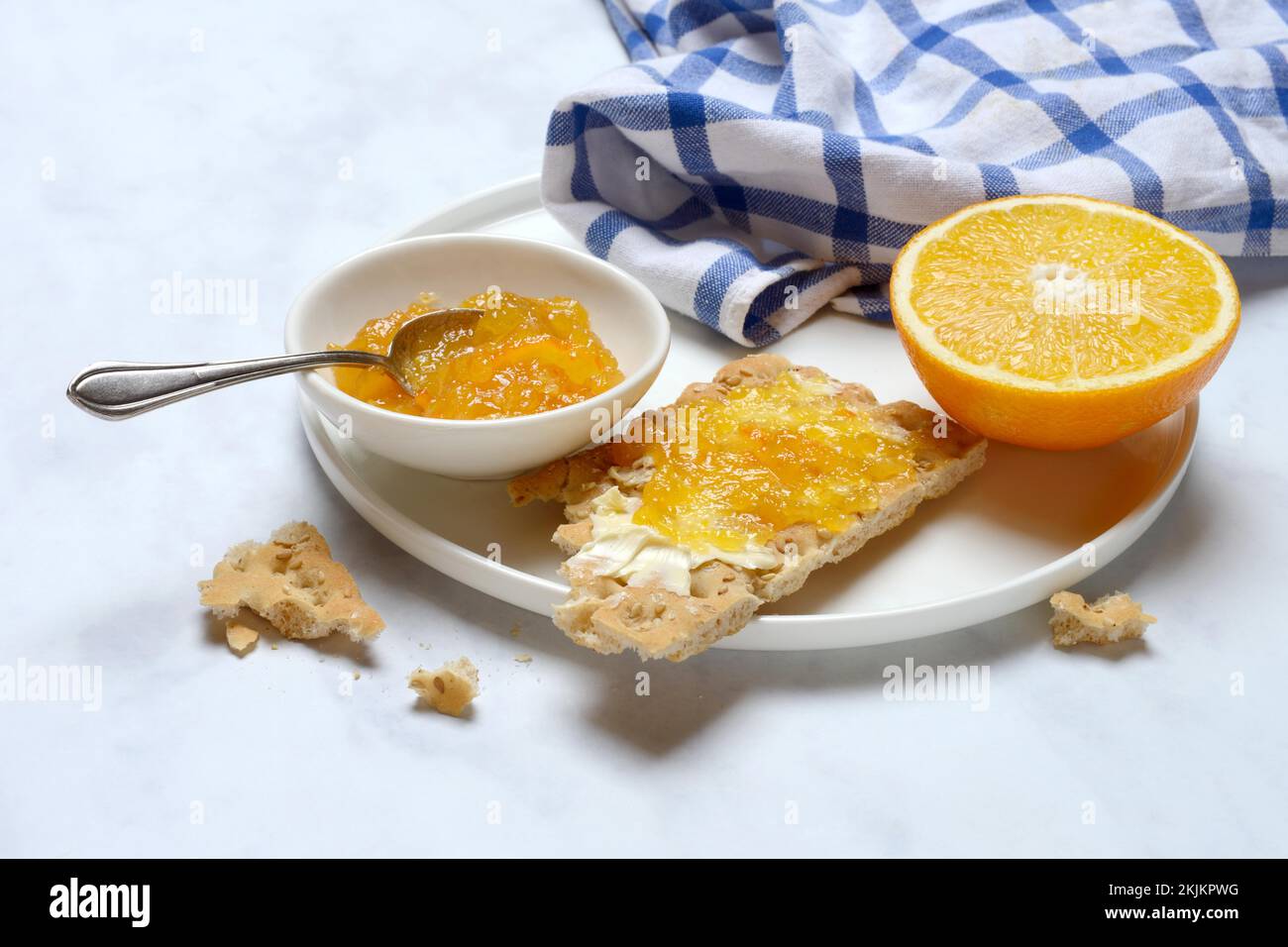 Marmellata di arance in ciotole piccole e su crocchette Foto Stock