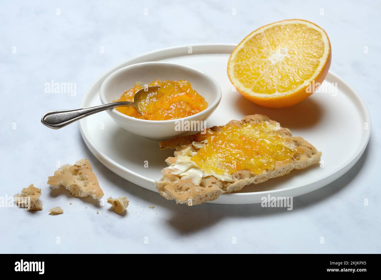 Marmellata di arance in ciotole piccole e su crocchette Foto Stock