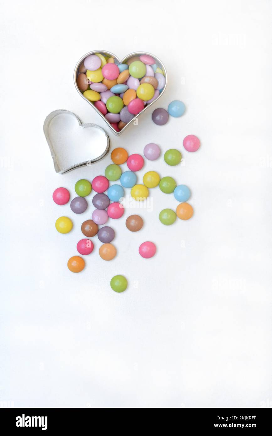 Lenticchie al cioccolato in Heart cookie Cutter, Smartie Foto Stock