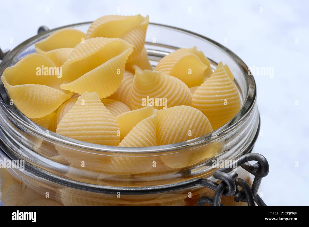 Conchiglie, pasta conchiglie in contenitore di vetro, pasta Foto Stock