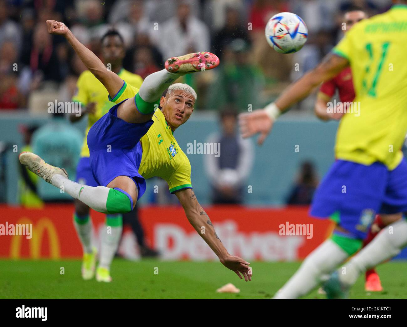 Lusail, Qatar. 24th Nov 2022. Calcio: Coppa del mondo, Brasile - Serbia, turno preliminare, Gruppo G, Giornata 1, Lusail iconico Stadio, Richarlison (l) del Brasile segna la 2:0 con un calcio di squadra. Credit: Robert Michael/dpa/Alamy Live News Foto Stock