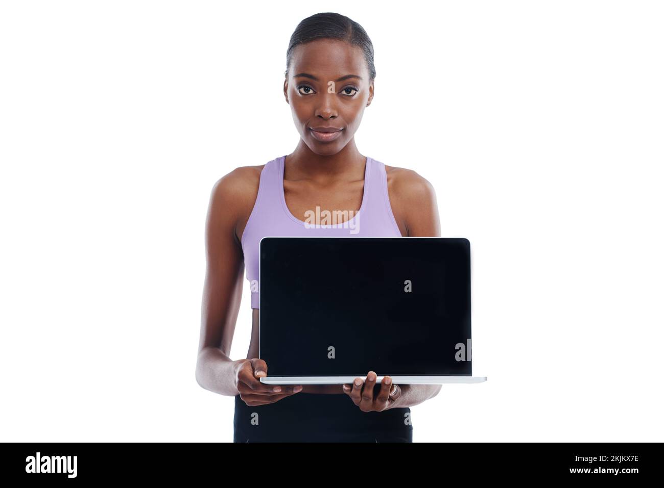 La tua pagina web va qui. Un ritratto di una donna sportiva che tiene un notebook con uno schermo vuoto. Foto Stock