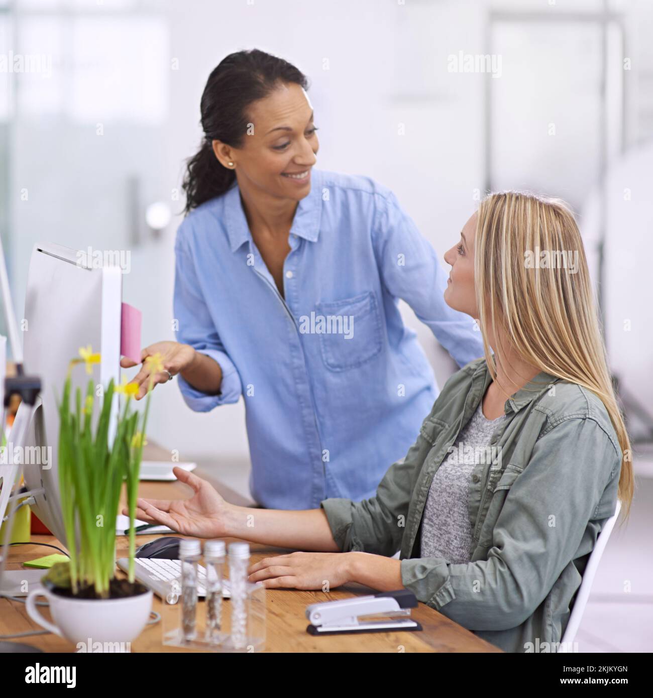 Fanno una squadra grande. due giovani imprenditrici che lavorano su un computer desktop. Foto Stock