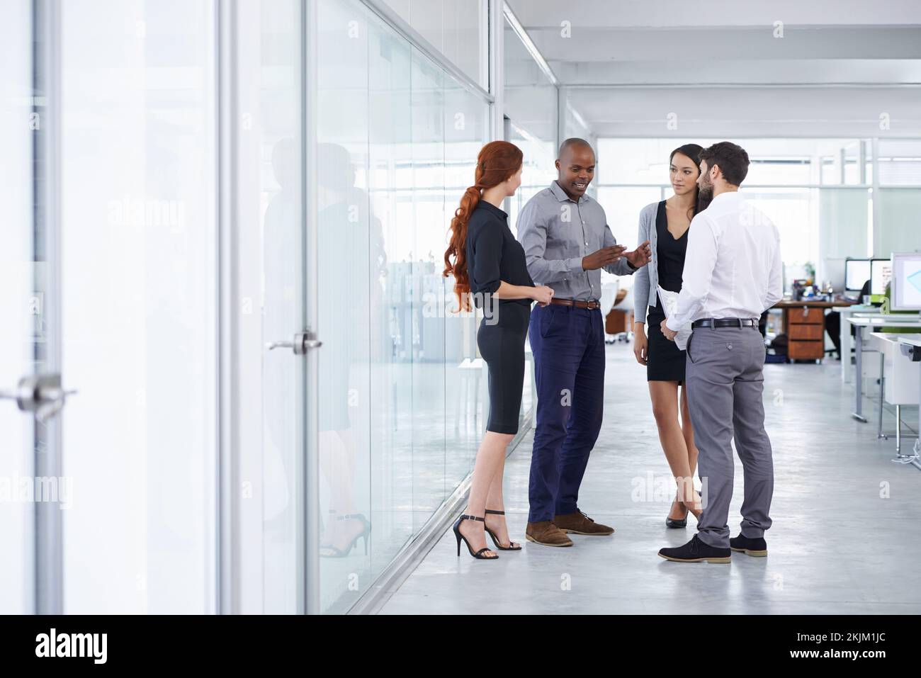 Ecco come avrebbe fatto l'azienda... gli imprenditori a discutere di lavoro in ufficio. Foto Stock