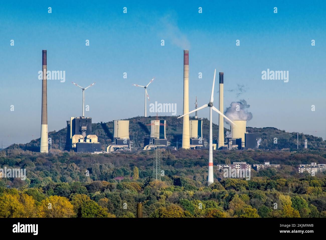 Vista della centrale elettrica di Scholven della Uniper Kraftwerke GmbH, davanti e dietro di essa turbine eoliche per energie rinnovabili, nel cumulo di scorie di fondo di o Foto Stock