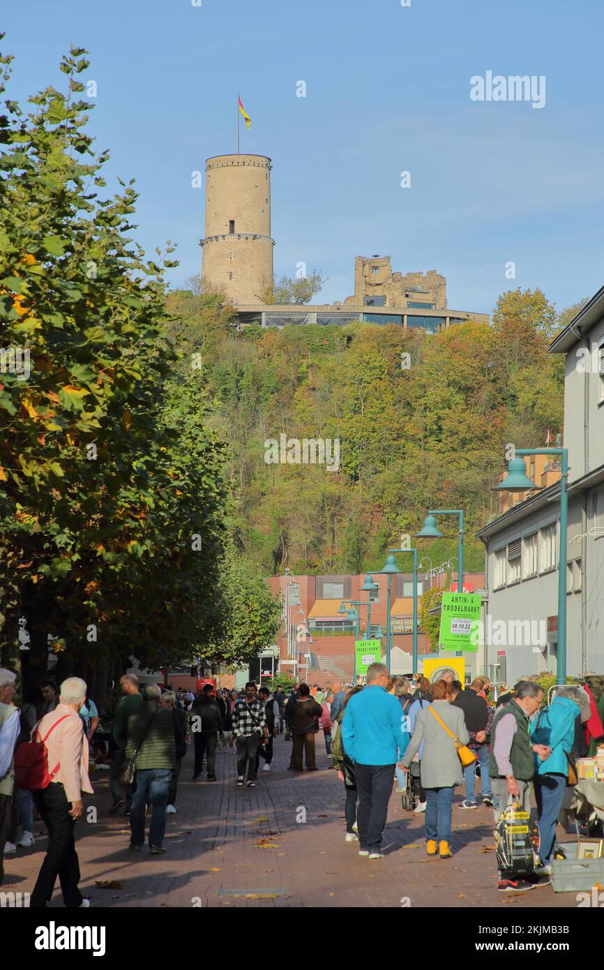 Castello di Godesburg e gruppo di persone a Bad Godesberg, Bonn, Renania settentrionale-Vestfalia, Germania, Europa Foto Stock