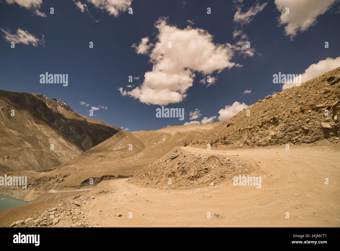 Strada non asfaltata in remoto alto Himalayas freddo deserto regioni del Ladakh in grandangolo Foto Stock
