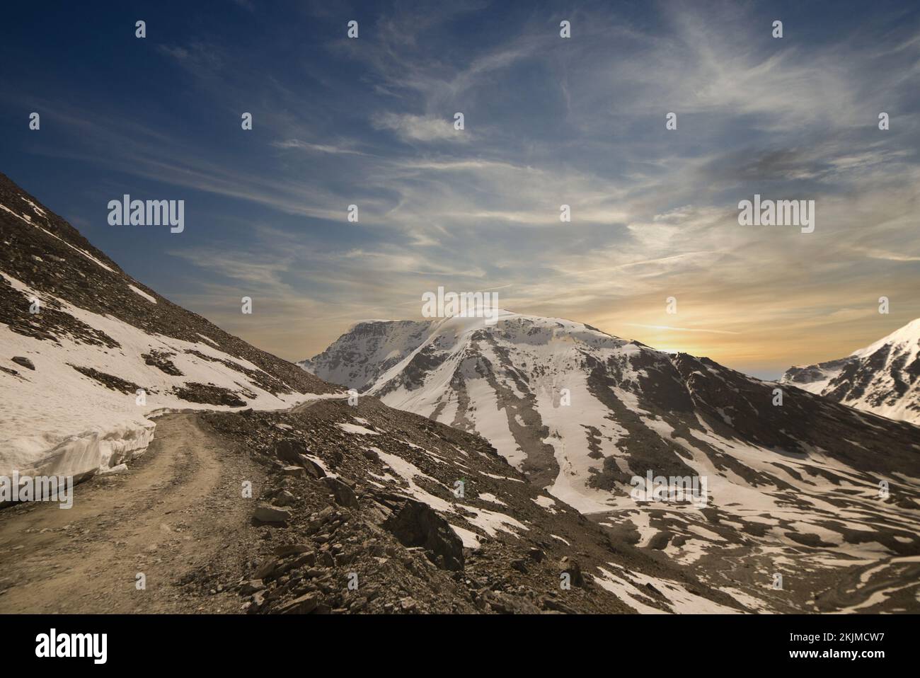 Strada non asfaltata in remoto alto Himalayas freddo deserto regioni del Ladakh in grandangolo Foto Stock