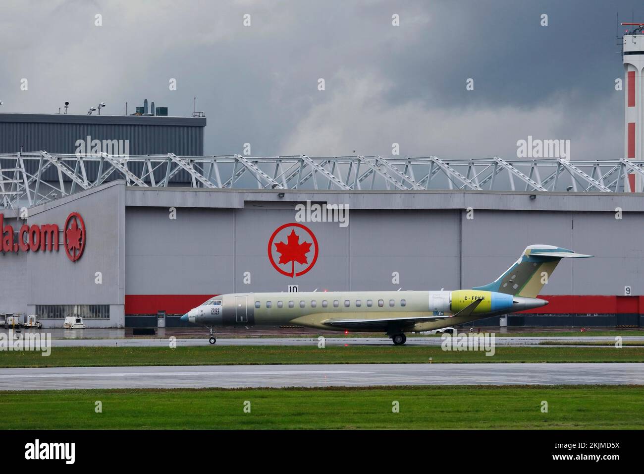 Aereo passeggeri all'hangar, Montreal, Provincia del Quebec, Canada, Nord America Foto Stock