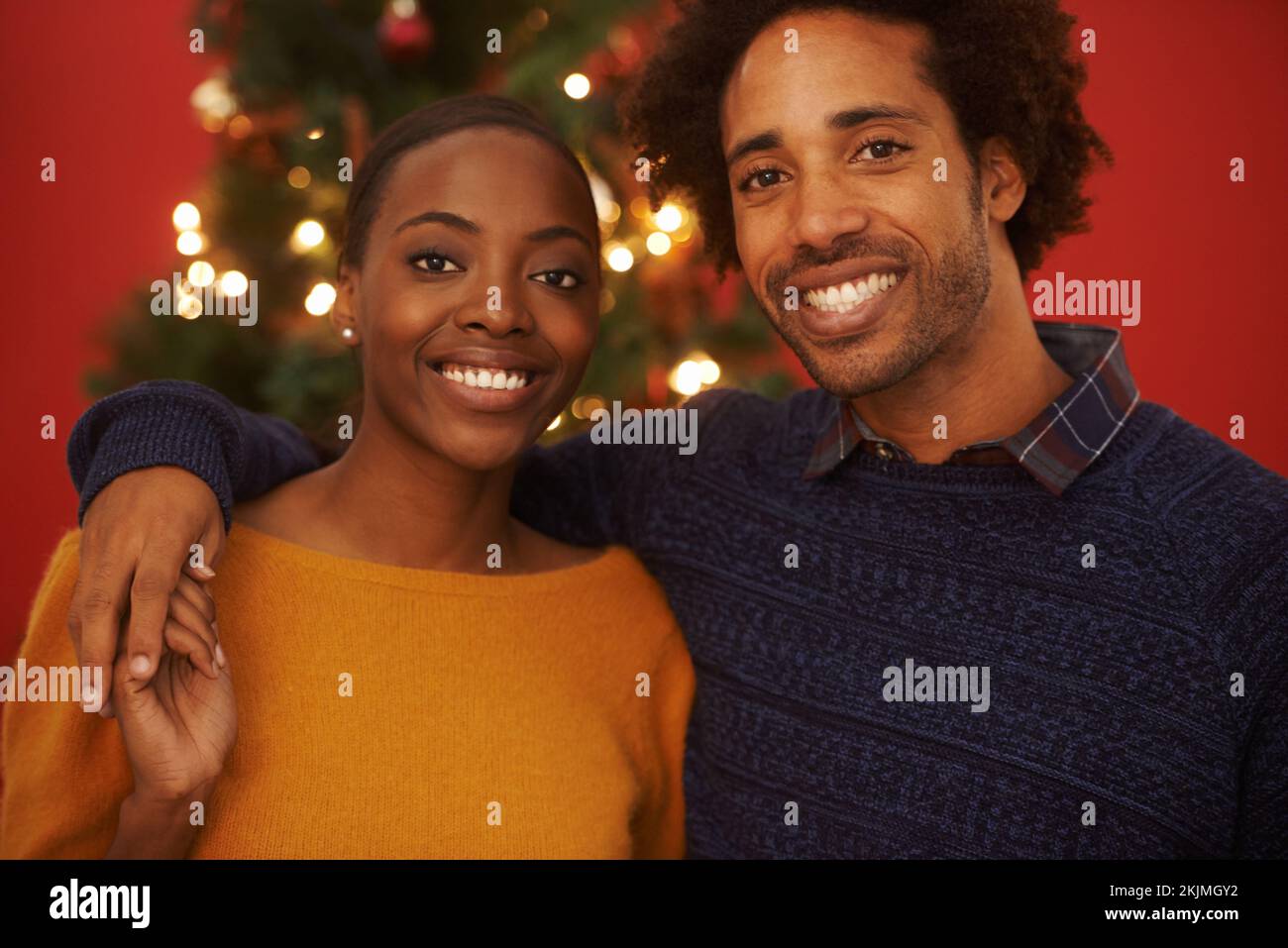 Quest'anno festeggiamo insieme il Natale. Ritratto corto di una giovane coppia amorevole su Natale. Foto Stock