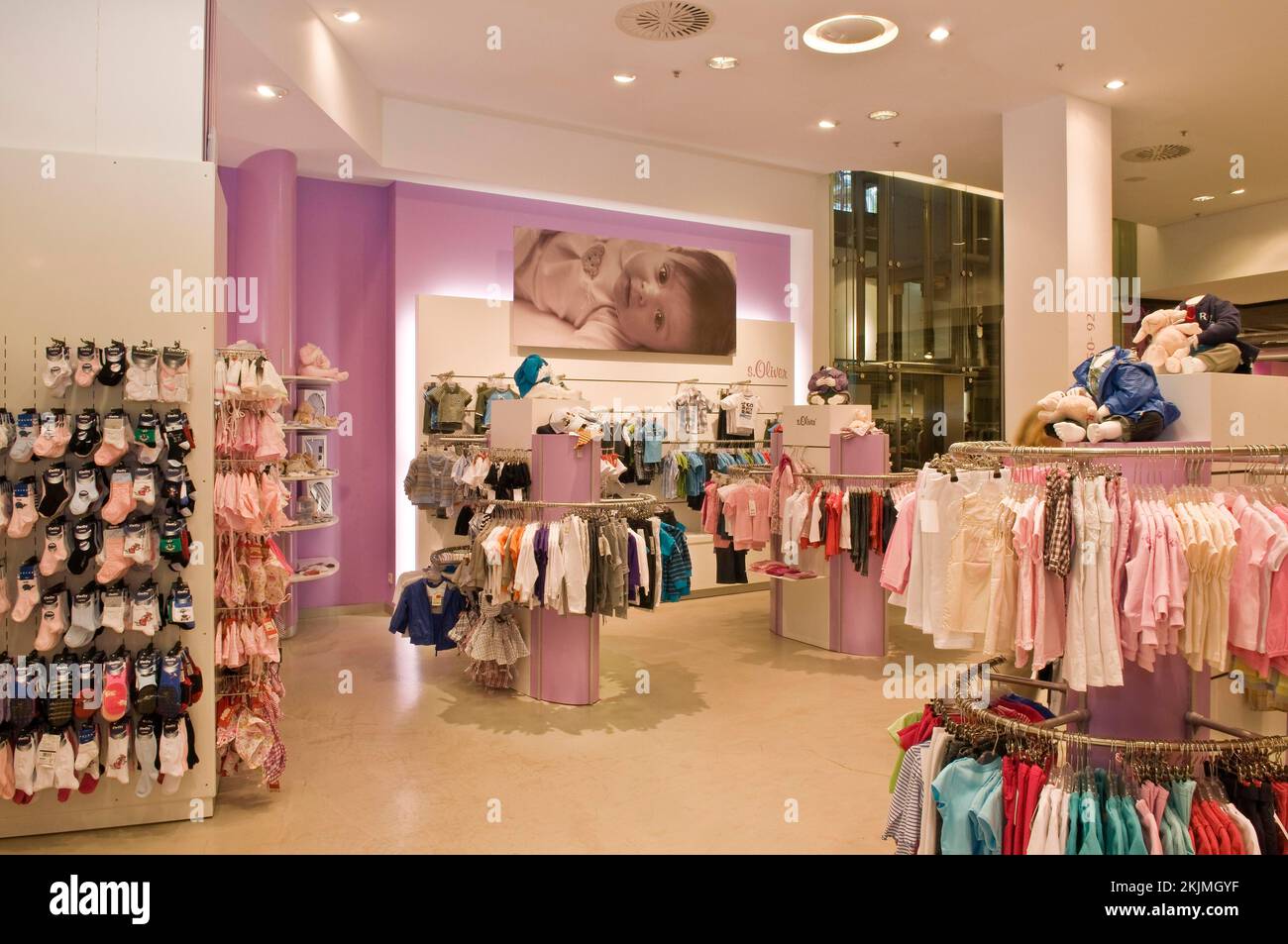 Abbigliamento per bambini, moda per bambini, grandi magazzini, vendita al dettaglio, moda, shopping Foto Stock