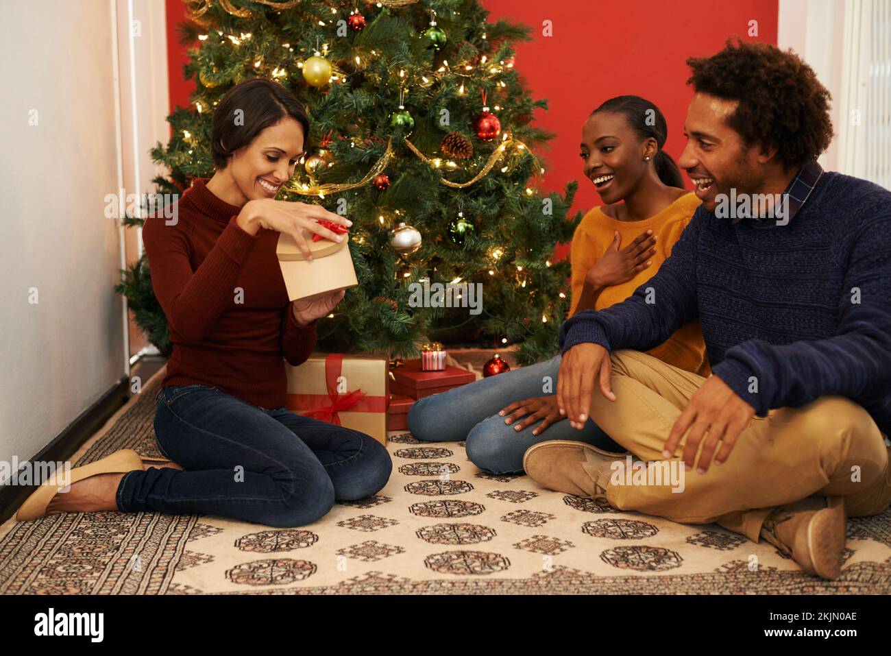 Voi ragazzi siete i migliori. Un gruppo di giovani che festeggiano insieme il Natale. Foto Stock