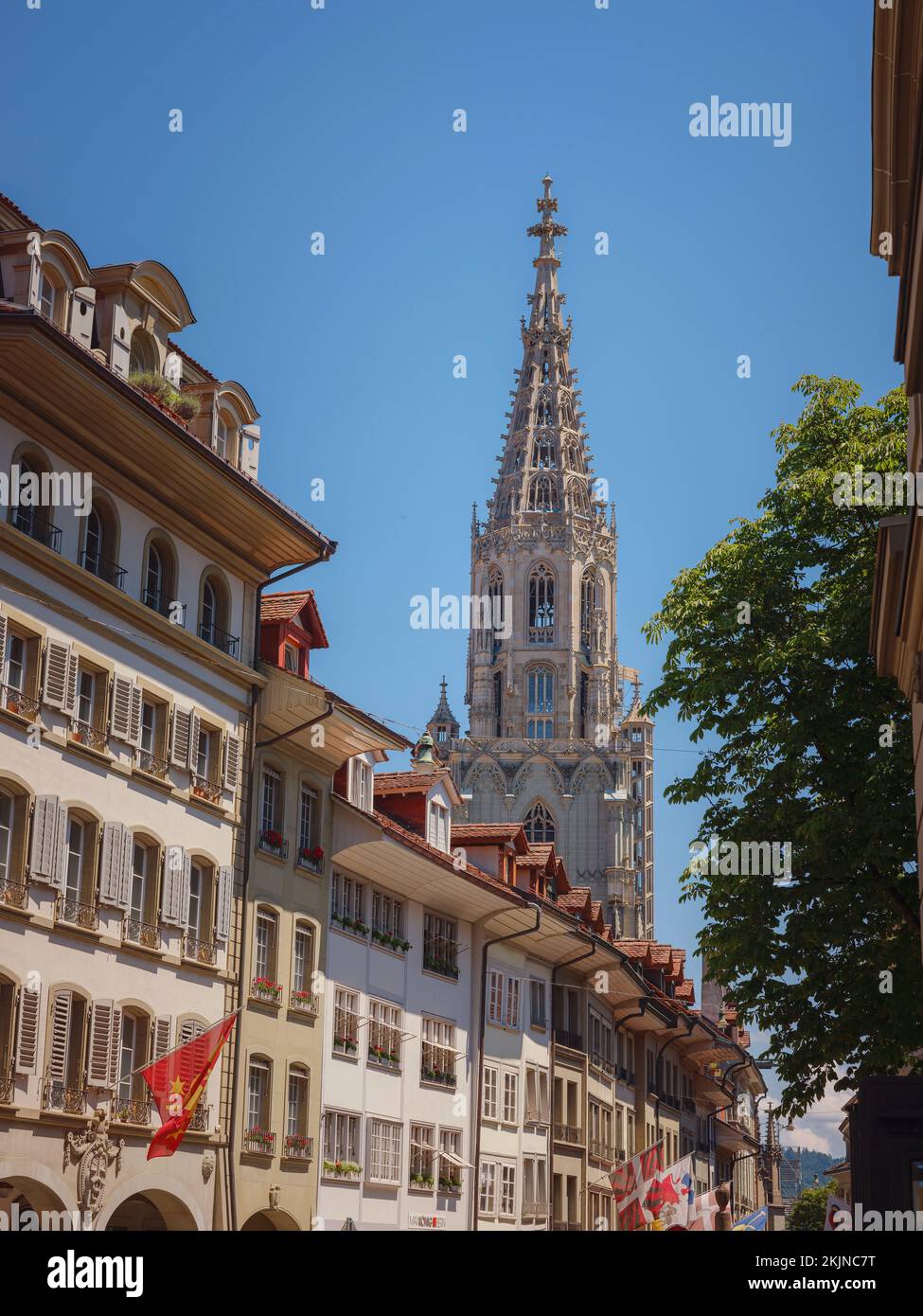 BERNA SVIZZERA, 7 LUGLIO 2022: Edifici storici nel centro di Berna una città vecchia e ben conservata in Europa. Passeggiata attraverso il centro della città, facciate di edifici residenziali Foto Stock