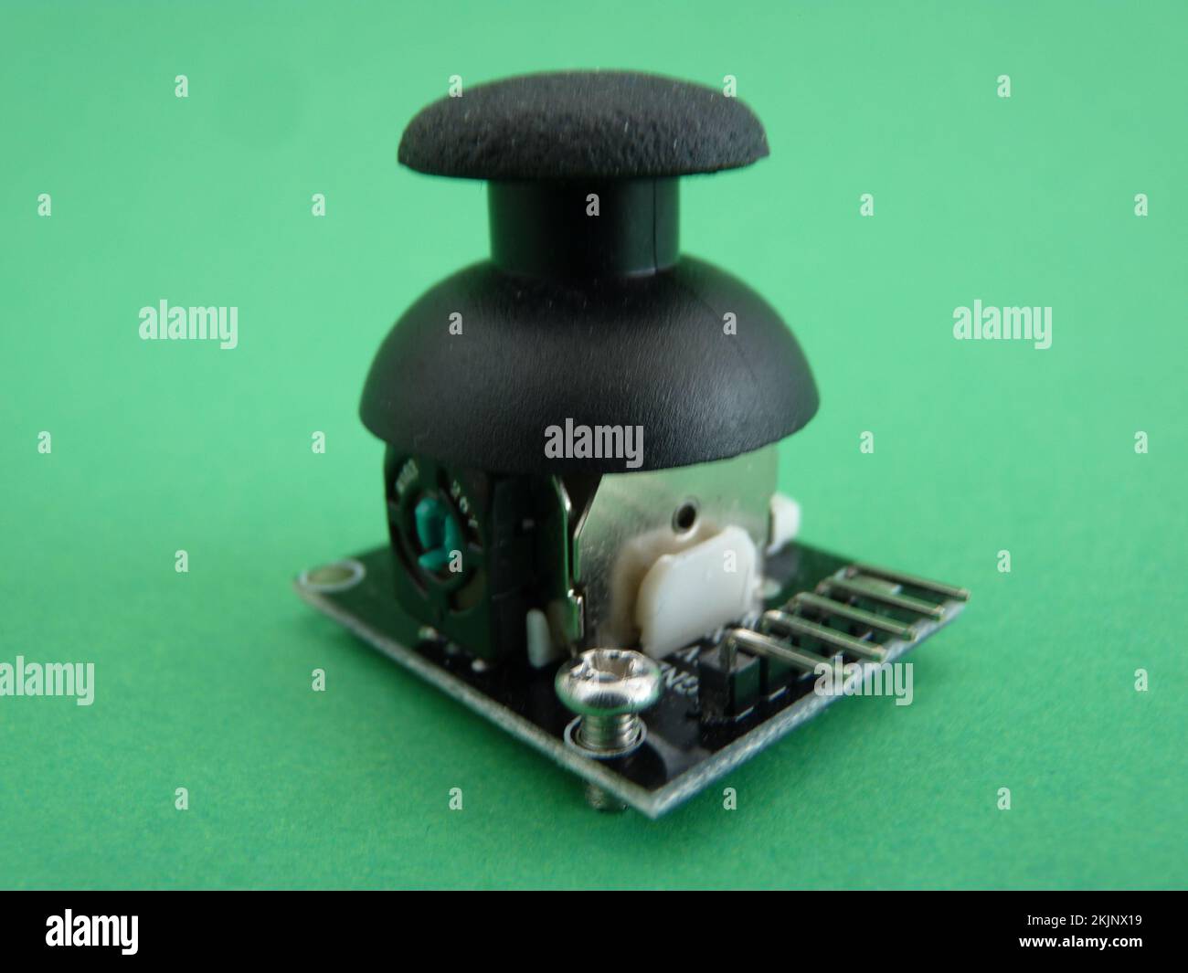 Schermo e modulo per costruire progetti elettronici su sfondo verde Foto Stock