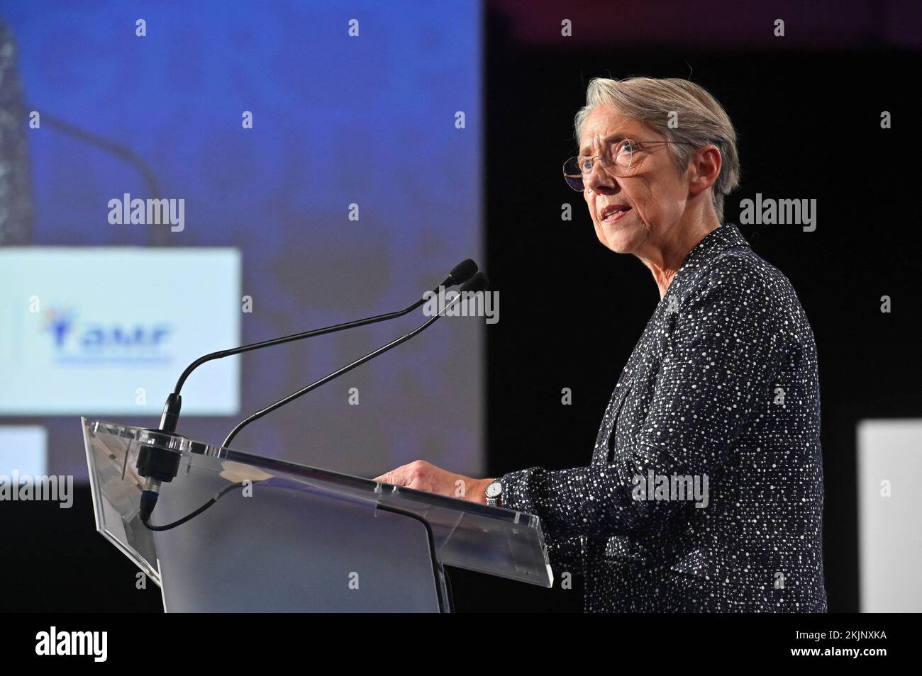 Parigi, Francia. 24th Nov 2022. Elisabeth Borne, primo ministro francese al 104th° Congresso dei Sindaci e Presidenti delle Intercomunità di Francia 'Pouvoir Agir« organizzato dall'Associazione dei Sindaci di Francia (AMF) presso il Parc Des Expositions di Parigi, Francia il 24 novembre 2022 Foto di Tomas Stevens/ABACAPRESS.COM Credit: Abaca Press/Alamy Live News Foto Stock