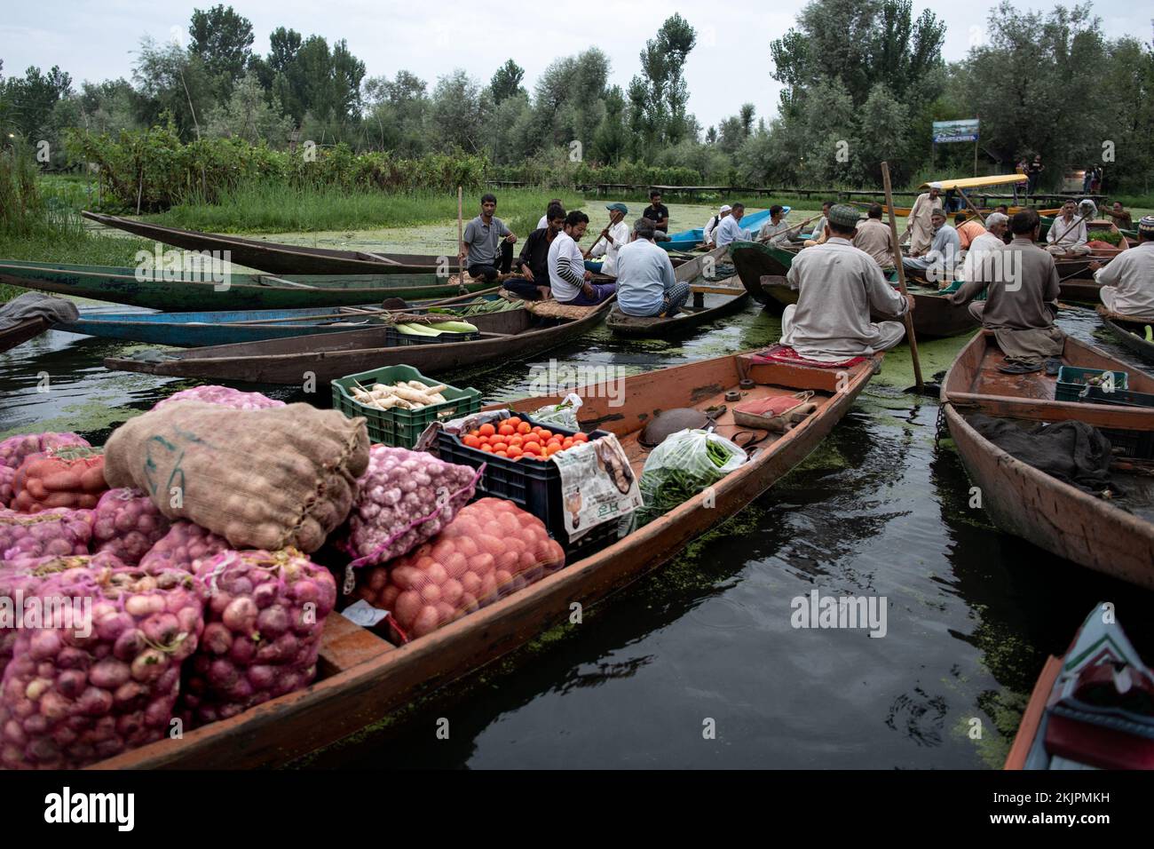 India, Srinagar, 2022-07-29. Gli uomini commerciano ortaggi nel mercato galleggiante di Srinagar. Fotografia di Alexander BEE / Hans Lucas. Inde, Srinagar, 2022-0 Foto Stock