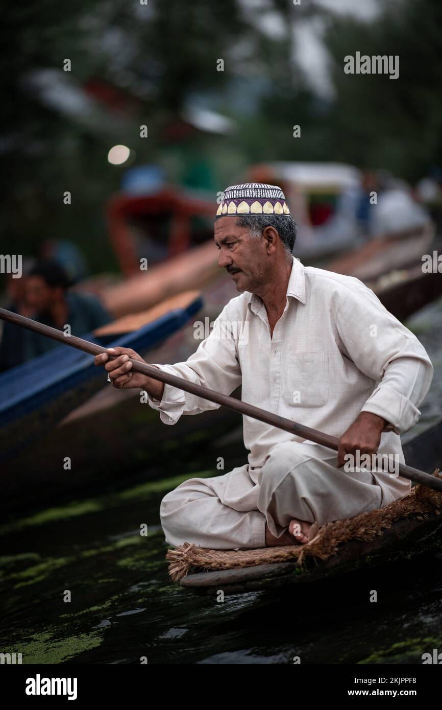 India, Srinagar, 2022-07-29. Un uomo rows la sua barca nel mercato galleggiante di Srinagar per vendere le sue verdure. Fotografia di Alexander BEE / Hans Lucas. Foto Stock