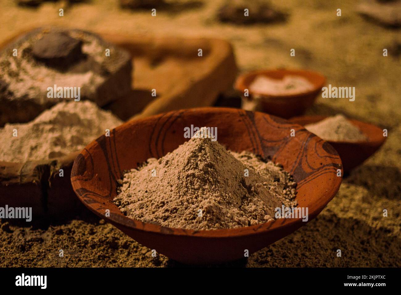 Primo piano spezie in vecchie ciotole di argilla concept foto Foto Stock