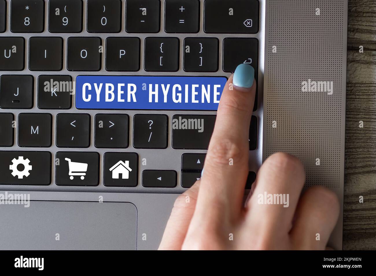 Cartello con scritta Cyber Hygiene. I passi del concetto aziendale che gli utenti di computer intraprendono per migliorare la loro sicurezza informatica Foto Stock