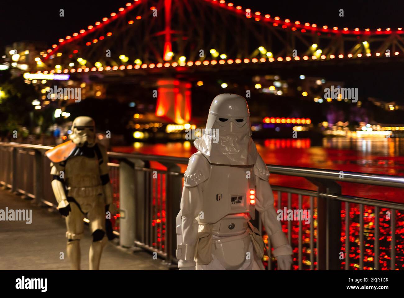 Persone in costume Storm Trooper camminando lungo il fiume Brisbane passeggiata Foto Stock