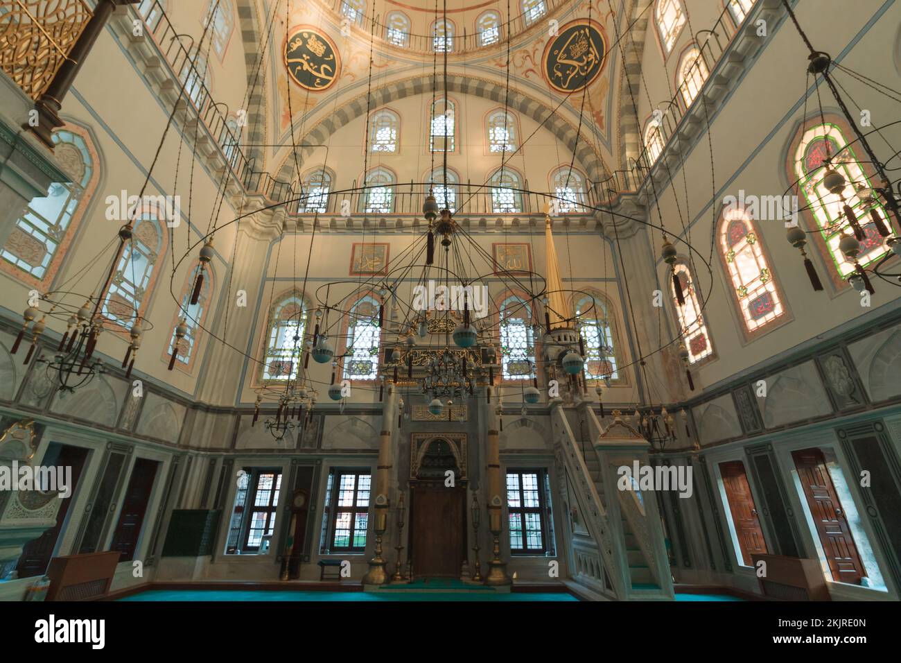 Interno della moschea di Ayazma. Foto di sfondo dell'architettura tardo ottomana. Istanbul Turchia - 9.24.2022 Foto Stock