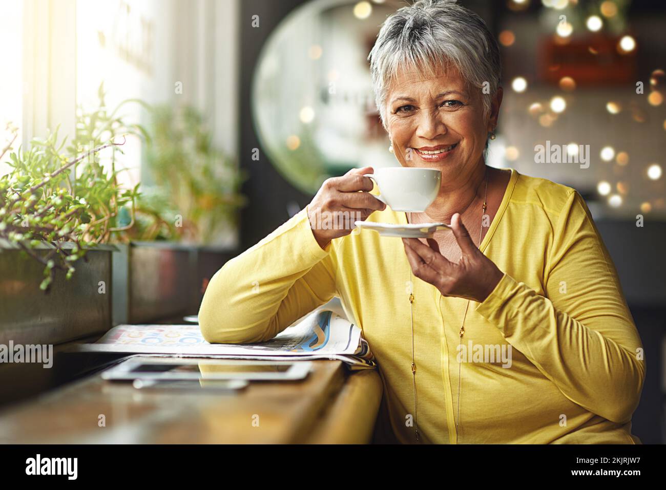 L'umore di oggi è sponsorizzato dal caffè. Ritratto di una donna matura che beve una bevanda calda in una caffetteria. Foto Stock