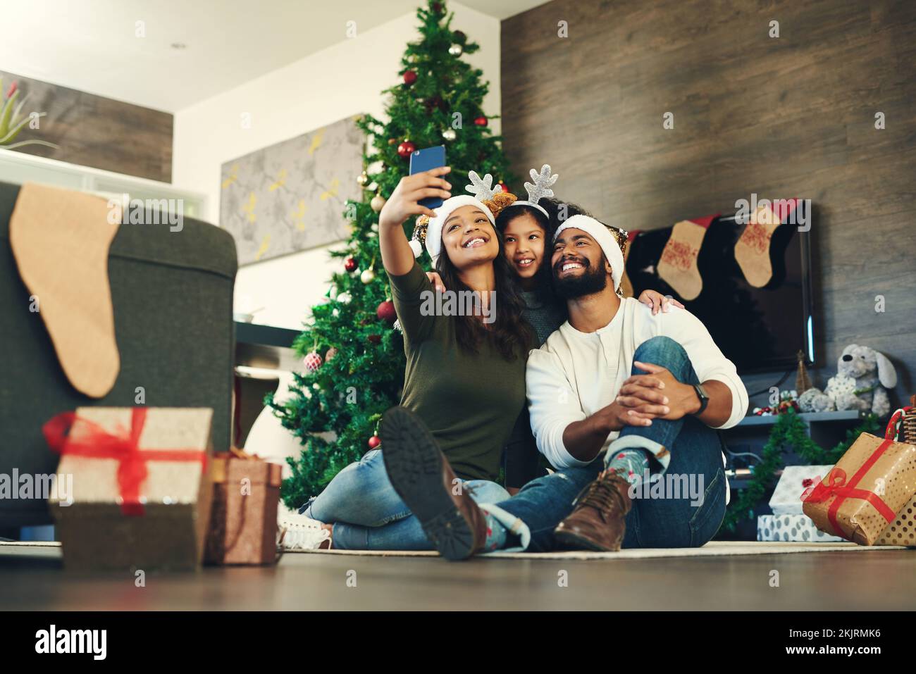 Famiglia, selfie e festeggiamenti natalizi con un uomo, una donna e un bambino entusiasti di una foto di famiglia per le feste. Natale, regalo e foto per cellulare Foto Stock