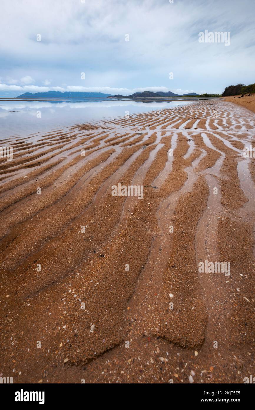 modelli di sabbia sulla spiaggia di bush in townsville queensland Foto Stock