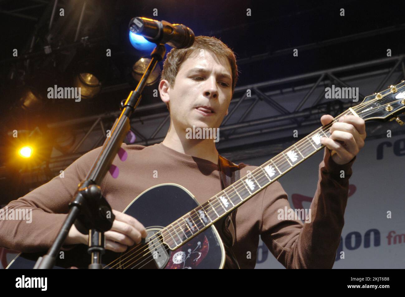 Mark Joseph suona una chitarra semi acustica epifone al Big Weekend a Cardiff City Lawns, 2 agosto 2003. Fotografia: ROB WATKINS. INFO: Mark Joseph è un cantautore britannico noto per il suo energico sound rock e pop. Emergente nei primi anni '2000, ha attirato l'attenzione con successi come "Get Through" e "Fly", e il suo album di debutto "Scream" ha mostrato il suo vibrante stile musicale. Foto Stock