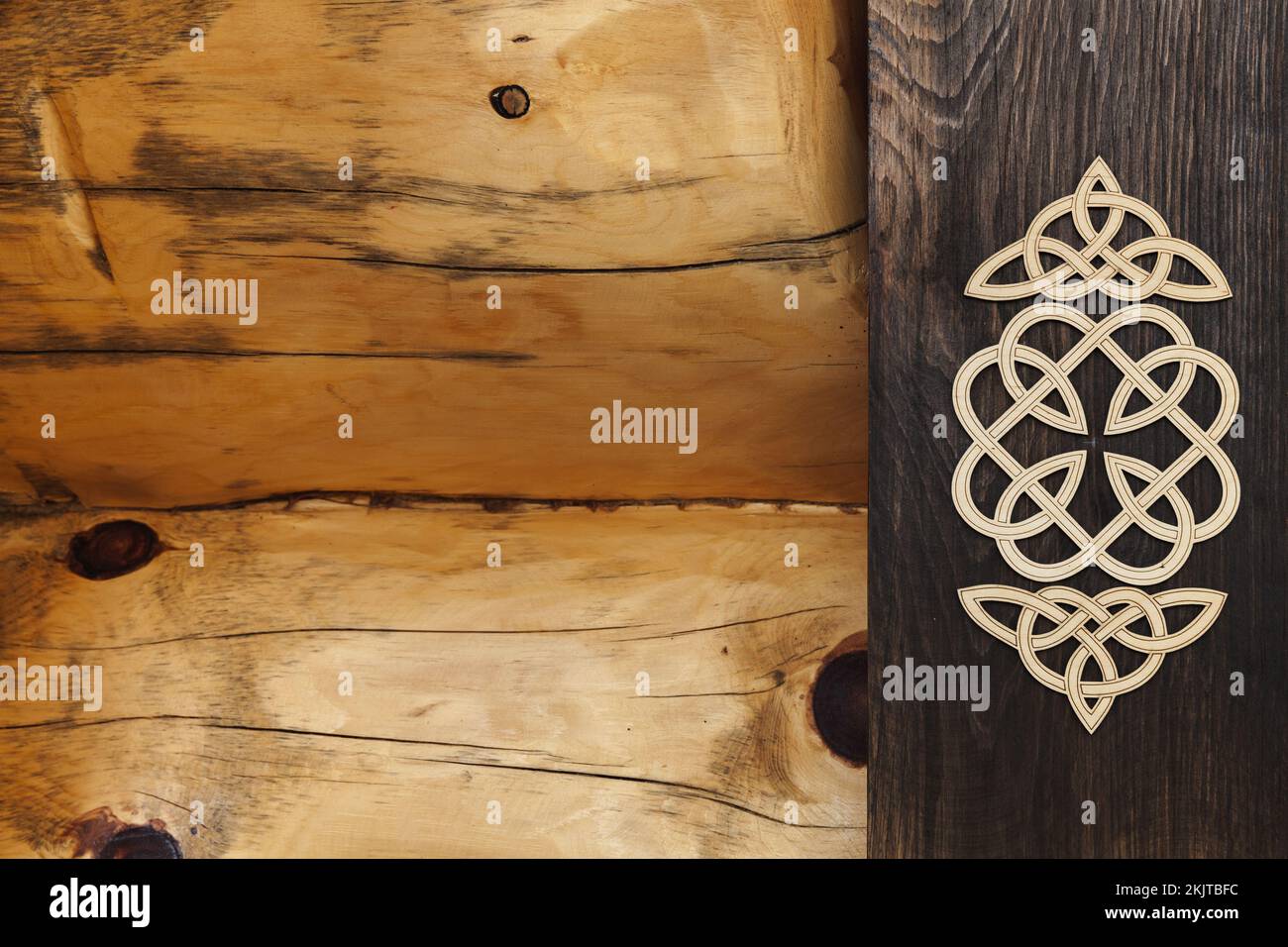 Elementi decorativi in legno sulla parete di casa di tronchi rurale. Ornamenti siberiani. Russia Foto Stock