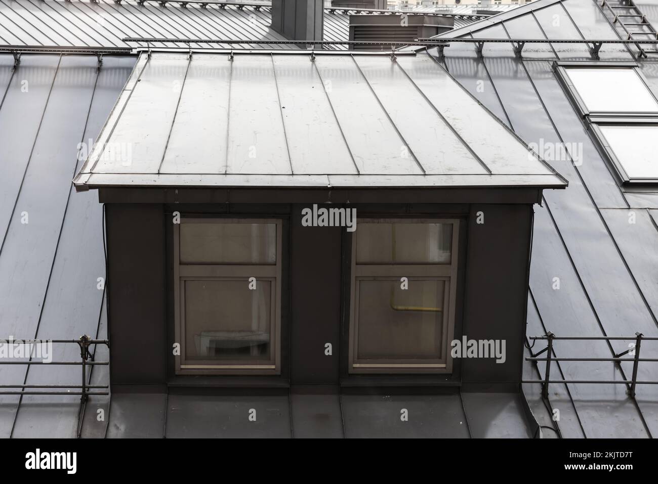 Tetto in metallo e finestre a mansarda, dettagli di architettura moderna Foto Stock