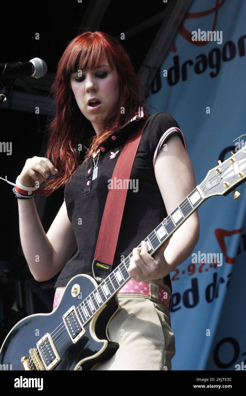 LOVE BITES, CONCERTO, 2005: English All-female pop punk al Red Dragon Party in the Park di Cardiff, Galles, 19 giugno 2005. Fotografia: ROB WATKINS. INFO: Aimee Haddon dei Love Bites, una band femminile britannica, ha attirato l'attenzione a metà degli anni '2000 con il loro suono pop-rock e le loro esibizioni energiche. Noti per le loro melodie accattivanti e il fascino giovanile, hanno lasciato un segno con canzoni come "You Broken My Heart" e "He's Fit". Foto Stock