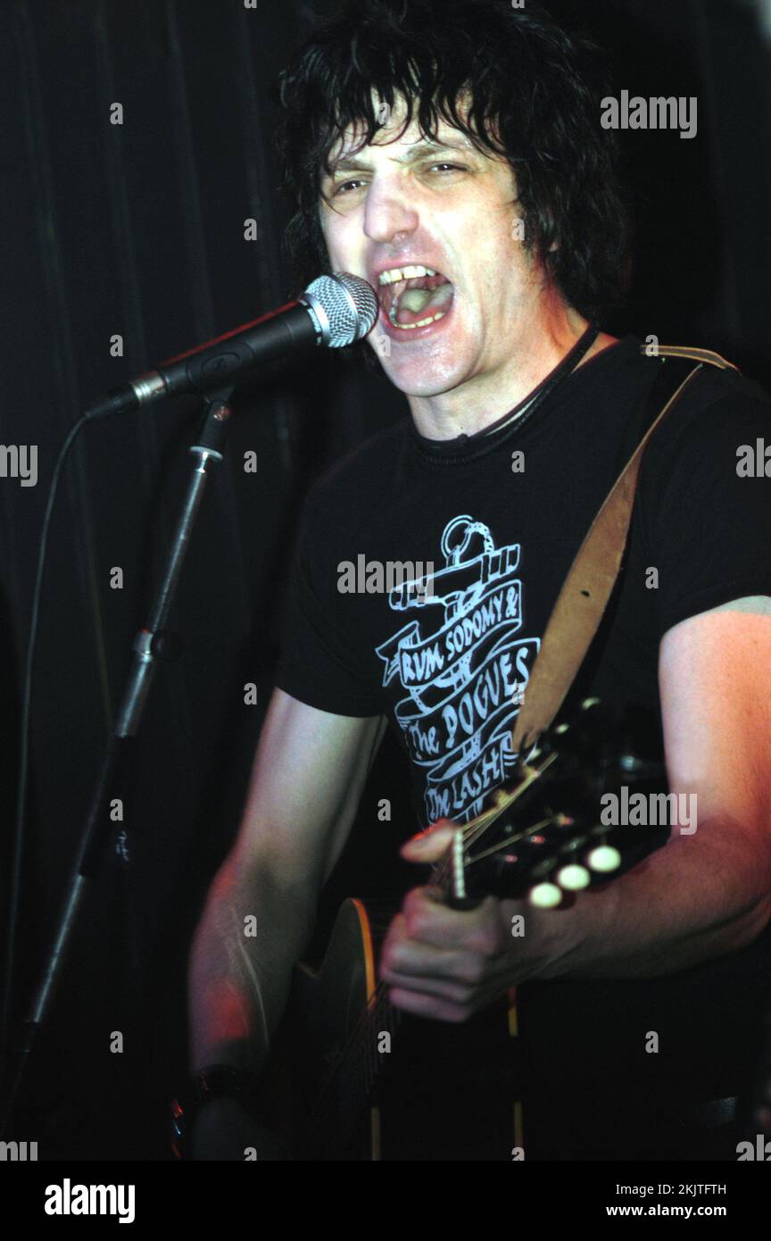 JESSE MALIN, CONCERTO, 2003: Jesse Malin suona dal vivo al Barfly, Cardiff, 24 gennaio 2003. Foto: Rob Watkins. INFO: Jesse Malin, nato il 26 gennaio 1968 a Queens, New York, è un cantautore statunitense famoso per il suo sound rock influenzato dal punk. Ha ottenuto riconoscimenti con album come "The fine Art of Self Destruction", che mostrano il suo stile ruvido ed emozionale. Foto Stock