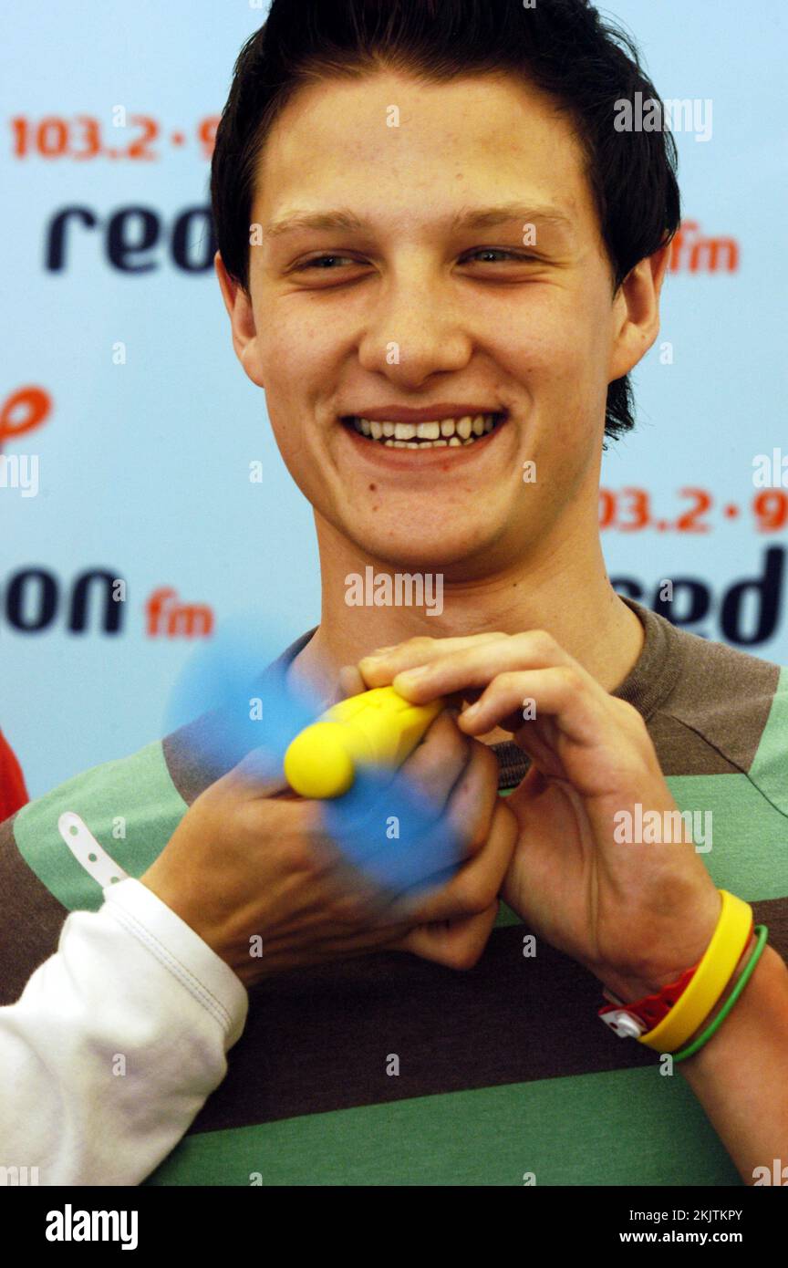 Ed Sutton cantante e chitarrista con RUMORE ACCANTO al Red Dragon Party nel parco di Cardiff, Galles, giugno 19 2005. Fotografia: ROB WATKINS Foto Stock