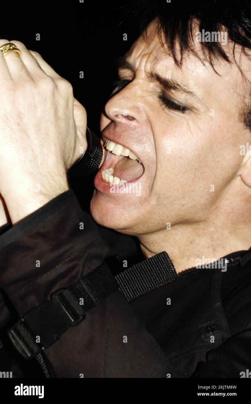 GARY NUMAN, CONCERT, 2004: Gary Numan, leggenda della musica, che suona al Barfly Club di Cardiff, Galles, Regno Unito il 4 marzo 2000. Foto: Rob Watkins. INFORMAZIONI: Gary Numan, nato nel 1958, è un pioniere musicista inglese. Emergendo alla fine degli anni '70, il suo suono elettronico e industriale, epitomizzato in successi come 'Cars' e album come 'The Pleasure Principle', influenzò i generi New Wave e synth-pop, lasciando un impatto duraturo sul panorama musicale. Foto Stock