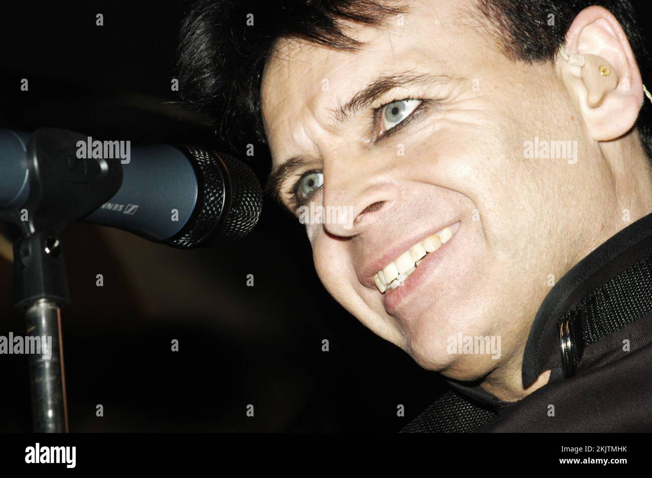 GARY NUMAN, CONCERT, 2004: Gary Numan, leggenda della musica, che suona al Barfly Club di Cardiff, Galles, Regno Unito il 4 marzo 2000. Foto: Rob Watkins. INFORMAZIONI: Gary Numan, nato nel 1958, è un pioniere musicista inglese. Emergendo alla fine degli anni '70, il suo suono elettronico e industriale, epitomizzato in successi come 'Cars' e album come 'The Pleasure Principle', influenzò i generi New Wave e synth-pop, lasciando un impatto duraturo sul panorama musicale. Foto Stock