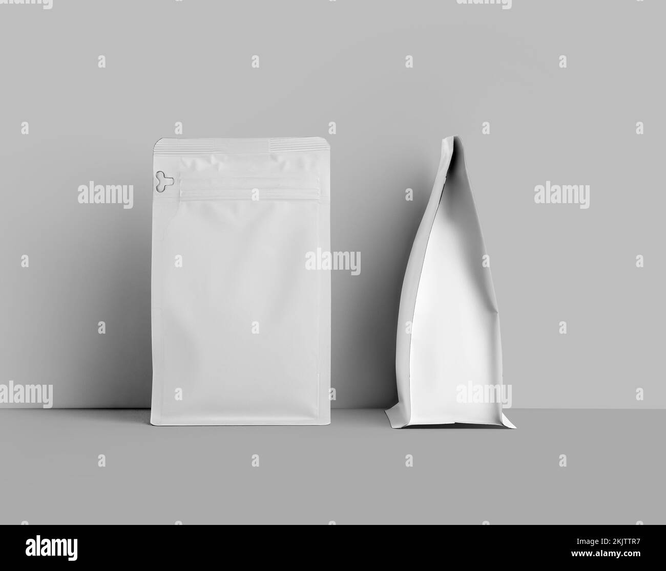 Mockup di confezione bianca per chicchi di caffè, set vicino alla parete, parte anteriore, vista laterale, zip pack, isolato sullo sfondo. Astuccio modello per tè, confezione con prodotto Foto Stock