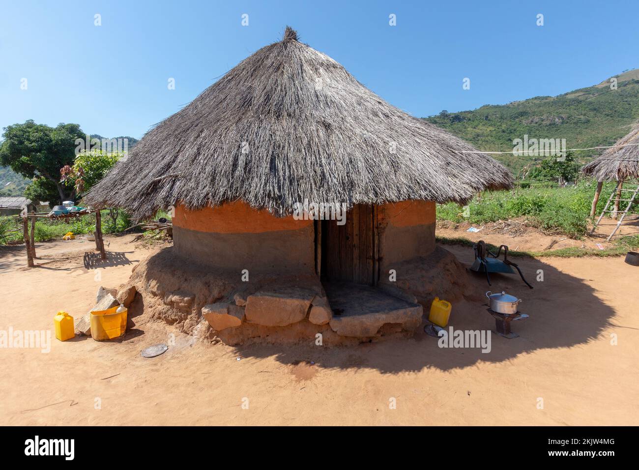 Capanne tradizionali dello Zimbabwe di argilla e fieno Foto Stock