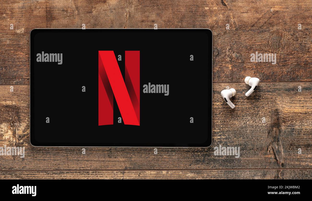 New York, USA - 25 novembre 2022: Logo Netflix su iPad e auricolari Apple. Netflix è un servizio di streaming in abbonamento americano e un compa di produzione Foto Stock