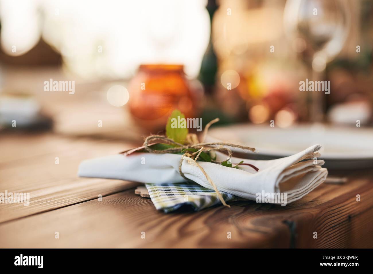 Primo piano, tavolo da pranzo e impostazione con un tovagliolo e legami per festeggiare con un pasto o cibo festivo. Vacanza, tavolo da pranzo e piatto per una cena o. Foto Stock