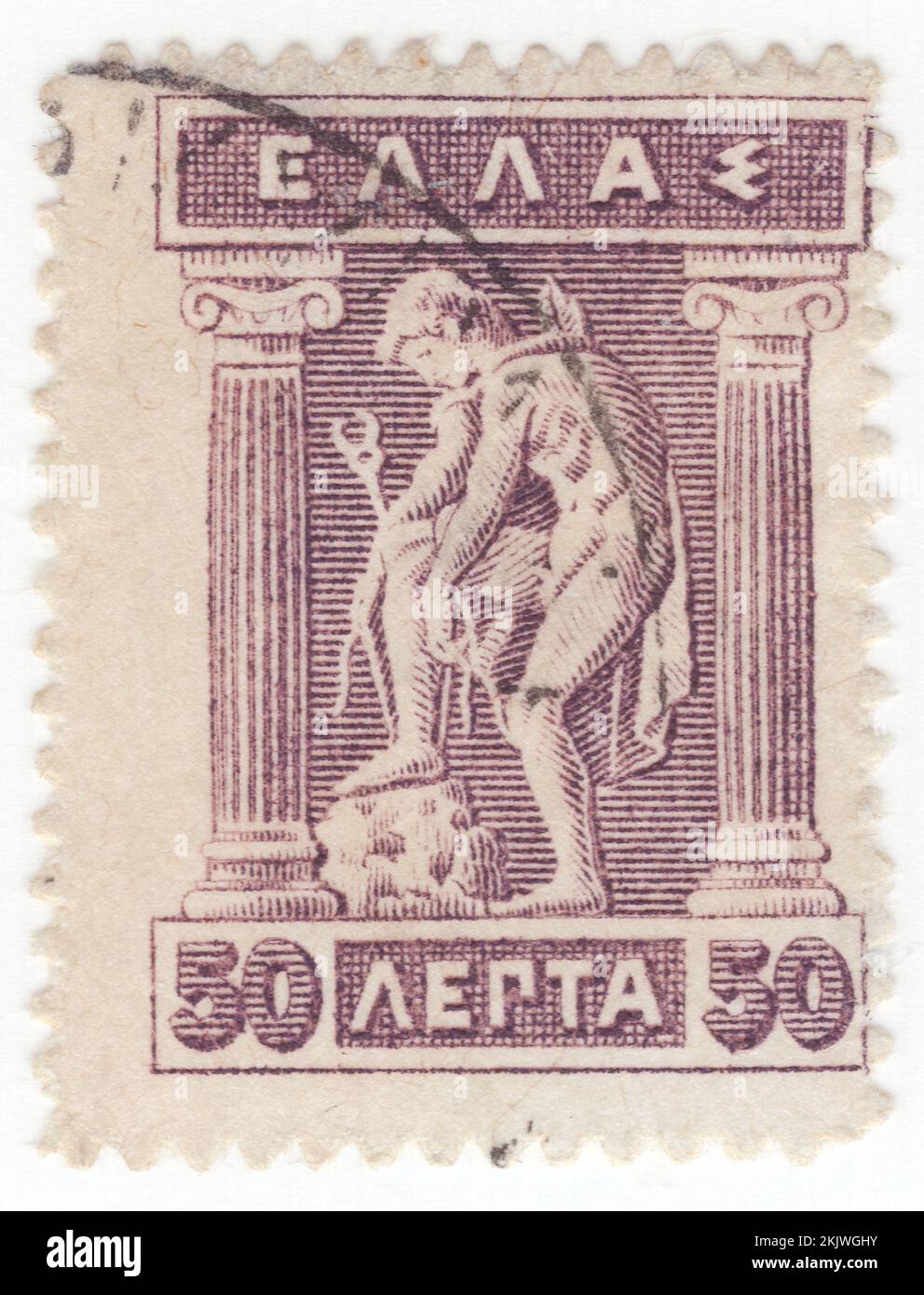 GRECIA - 1911: Un francobollo viola opaco da 50 leptas raffigurante Hermes che dona sandali. Divinità olimpica nella religione e nella mitologia greca antica. Membro delle dodici Olimpiadi. Hermes è considerato l'araldo degli dei. È anche considerato il protettore di araldi umani, viaggiatori, ladri, mercanti e oratori. Egli è in grado di muoversi rapidamente e liberamente tra i mondi del mortale e del divino, aiutato dai suoi sandali alati. Hermes gioca il ruolo dello psychopomp o "guida allo spirito", un direttore d'anime nell'aldilà Foto Stock