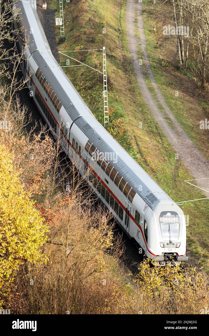 Rottweil, Germania. 25th Nov 2022. Un treno Intercity da Rottweil viaggia in direzione di Stoccarda. Il gruppo d'interesse Gäu-Neckar-Bodensee-Bahn ha deciso di effettuare un "controllo dei fatti" in cui vengono presentate e discusse le conseguenze della prosecuzione del funzionamento degli impianti ferroviari esistenti fino alla stazione centrale di Stoccarda, la pianificazione fino ad oggi e le possibili alternative. Credit: Silas Stein/dpa/Alamy Live News Foto Stock