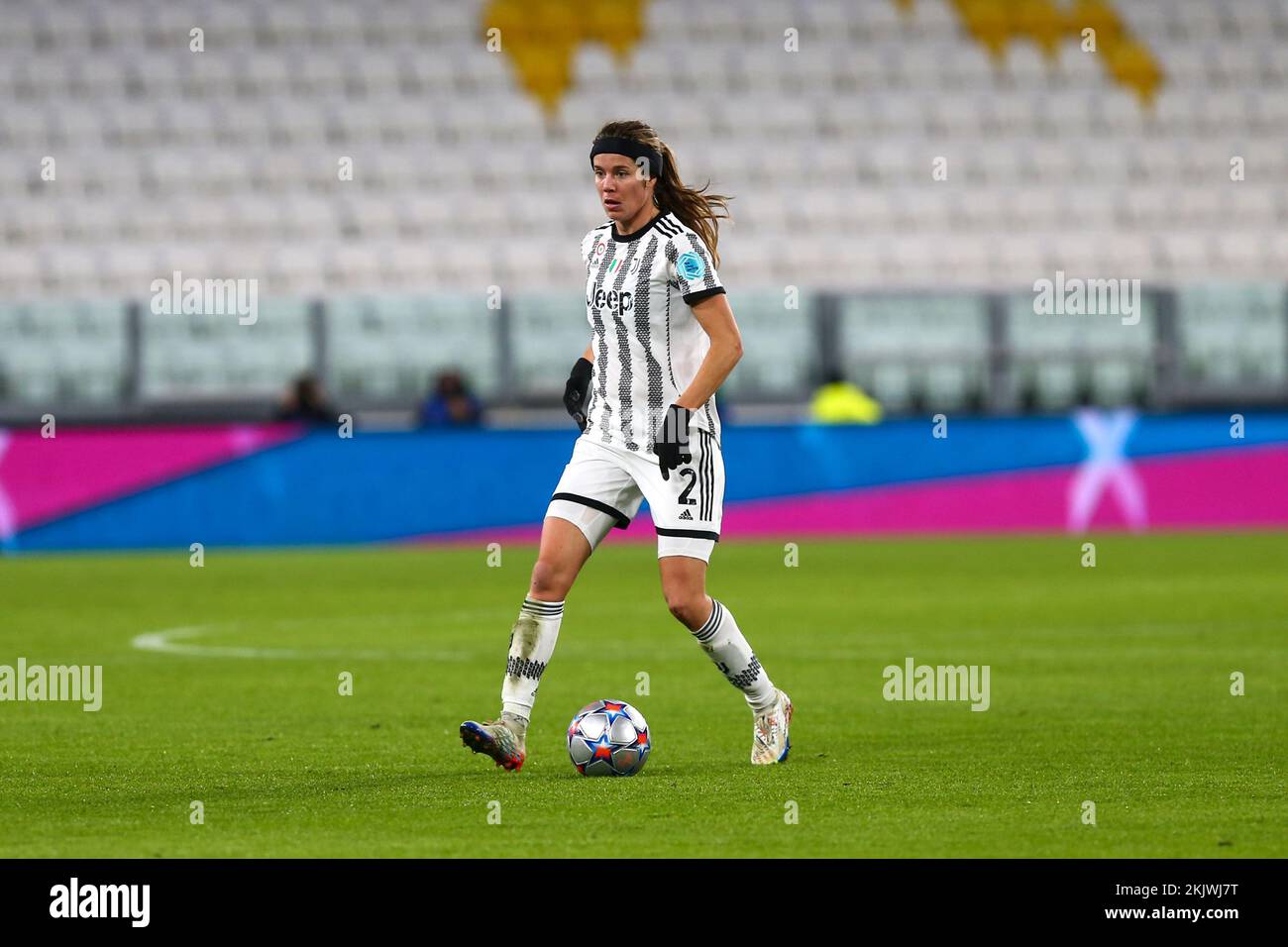 TORINO, 24 NOVEMBRE 2022. Sofie Junge Pedersen di Juventus Women durante la partita UWCL (Gruppo C) tra Juventus Women FC e Arsenal Women FC il 24 novembre 2022 allo stadio Allianz di Torino. Credit: Massimiliano Ferraro/Alamy Live News Foto Stock